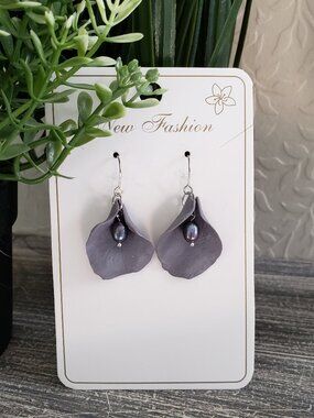 💜 Handmade Genuine Pearl & Petal Polymer Clay Earrings – Soft Lavender Gray 💜